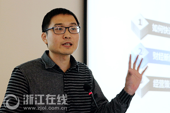 图为胡学聪记者正在为学生讲课 图为胡学聪记者正在为学生讲课